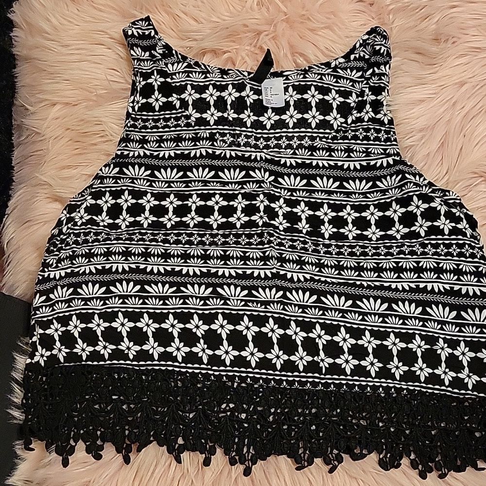 H&M 🦊 Divided Boho half tank black & white size 8